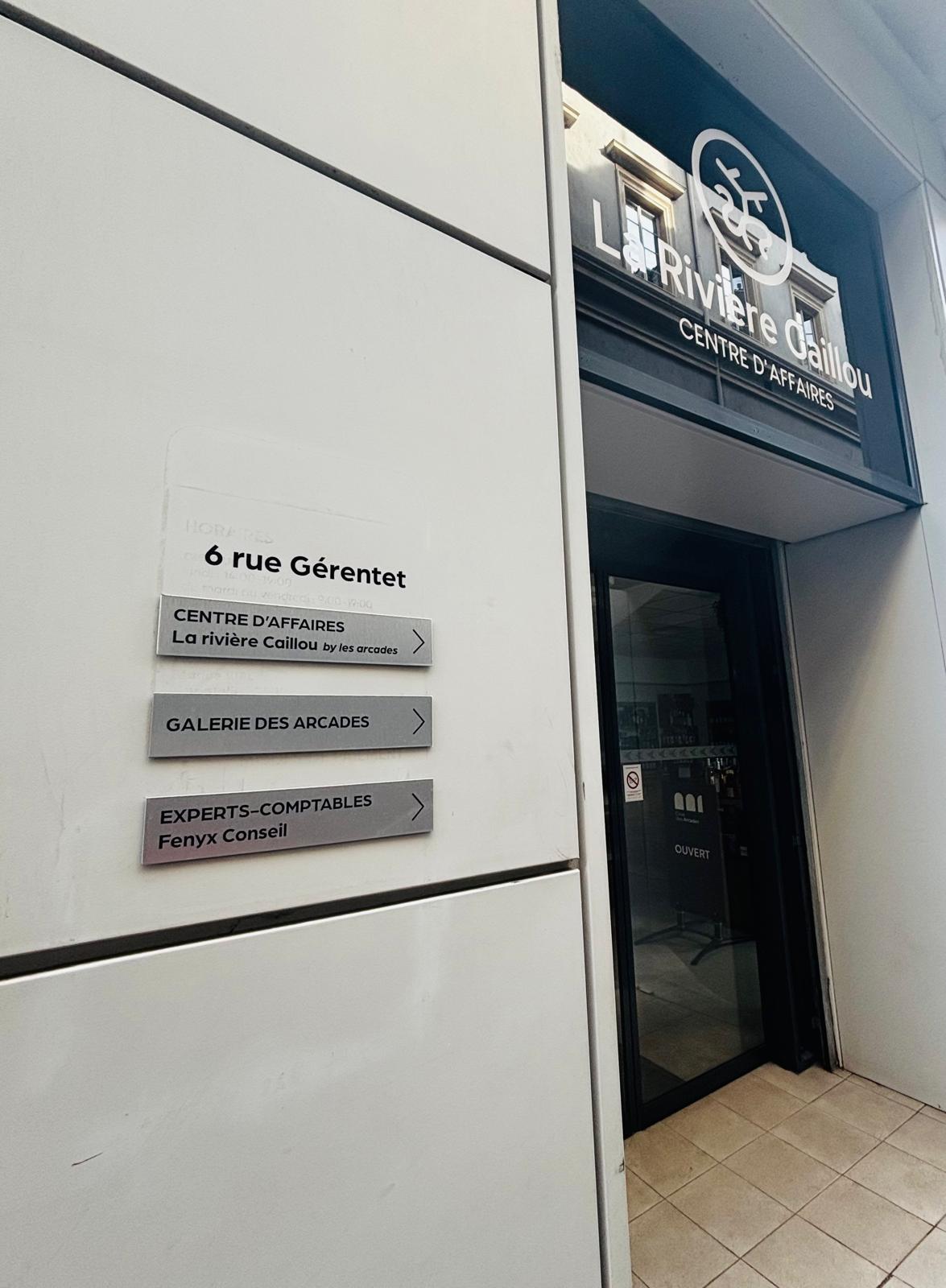 Plaque d'entreprise des bureaux Signature sur la façade rue Gérentet